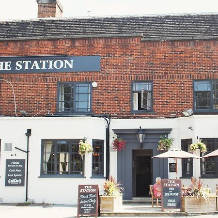 Отель The Station West Byfleet Экстерьер фото